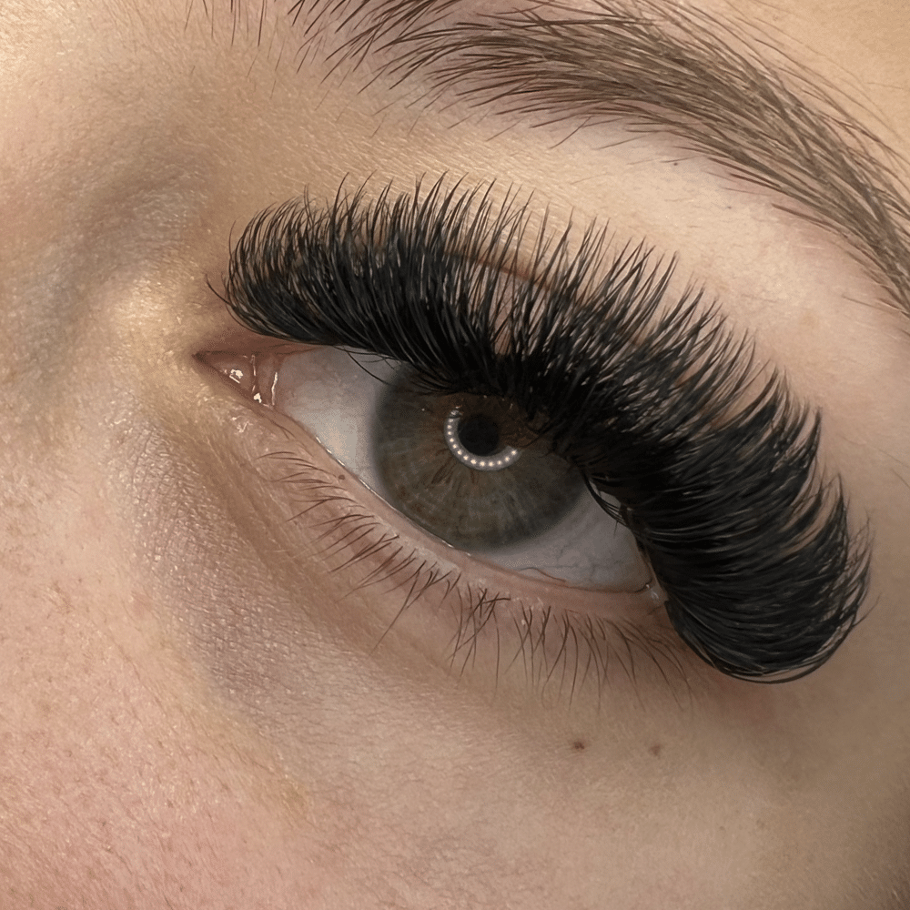 A Full-Set of Mega Volume Lash Extensions